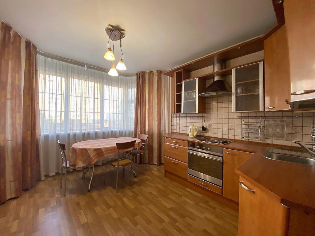 Большая квартира с окнами на 2 стороны, просторной кухней с эркером, двумя застекленными лоджиями. Квартира в хорошем жилом состоянии. Вся мебель остаётся новому покупателю.
Дом расположен в четырех минутах ходьбы от старой станции метро Авиамоторная и новой - на БКЛ. Поблизости Префектура, школы,