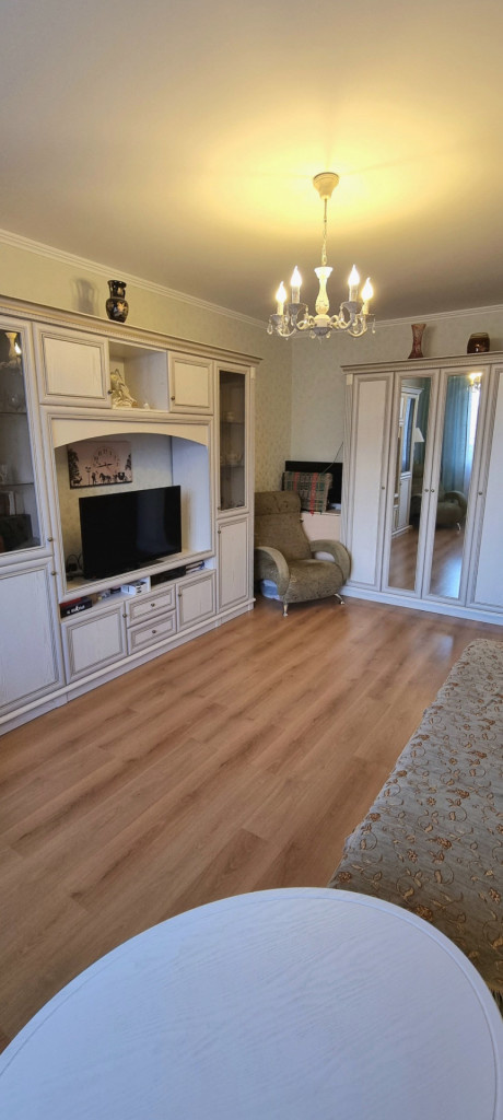 Просторная, очень светлая двушка с хорошим ремонтом в ОДНОЙ МИНУТЕ от метро Митино!
Изолированные комнаты, лоджия, просторная прихожая. Квартира в отличном состоянии! Окна выходят во двор.
Ухоженный дом (в доме ТСЖ), чистый подъезд, удобный вход для маломобильных граждан.
Въезд во двор под ш