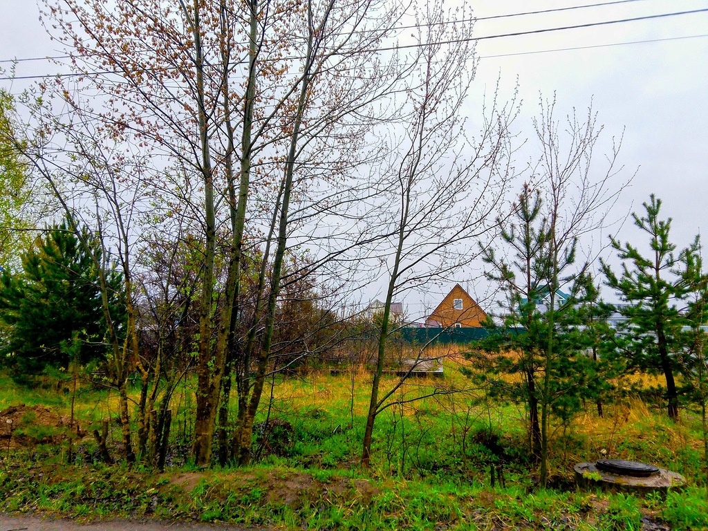 Продаем земельный участок в обжитом коттеджном посёлке Садко Раменского района. 
Участок правильной формы, ровный, без уклона, сухой. 
В поселке имеются центральные коммуникации: электричество, водоснабжение, канализация, газ.  
Расположен рядом с дорогой, удобный подъезд, асфальт.
Постоянная охрана