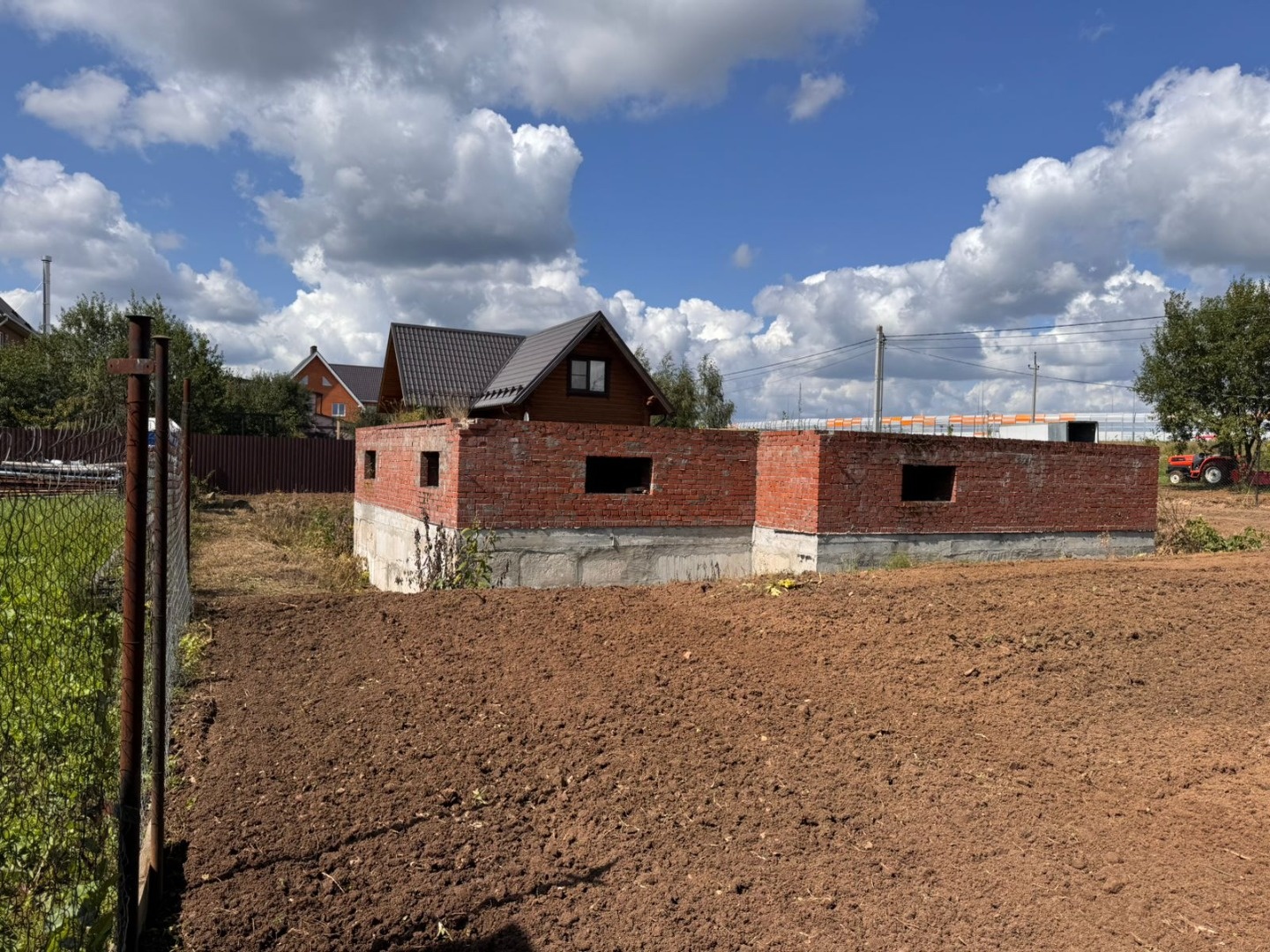 Участок в обустроенной деревне в черте города Домодедово с развитой инфраструктурой: магазины, школа, детский сад, круглогодичный проезд до участка. Живописное место, лес, река, большой пруд. На участке заложен качественный фундамент, пригоден для дальнейшего капитального строительства. Площадь заст