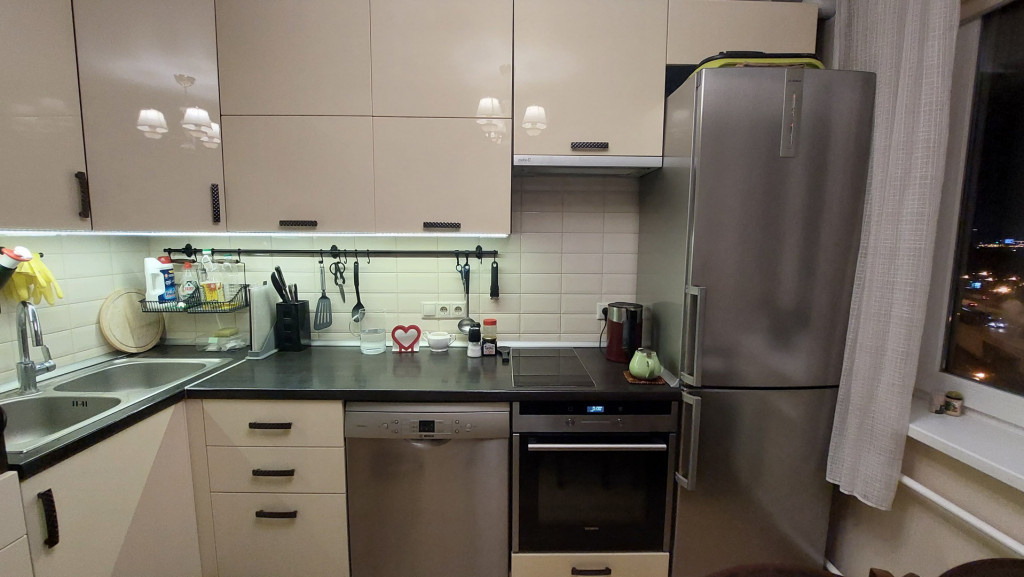 Предлагаем просторную 3х комнатную квартиру удобной планировки!
Дом 1997 года серии П-55. Комнаты изолированные. Окна выходят на две стороны, что способствует хорошей вентиляции и освещению. Кухня 9 кв.м. правильной формы. Есть оборудованная гардеробная. Застекленная лоджия.
В квартире выполне