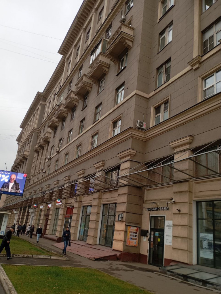 Просторная квартира в фасадном сталинском доме в одной минуте ходьбы от метро Авиамоторная. Две большие комнаты с высокими потолками, одна с балконом выходит во двор, в другой - современная сплит-система.
Этаж фактически третий, первый - нежилой, не считается.
Отремонтированный подъезд с новым лиф