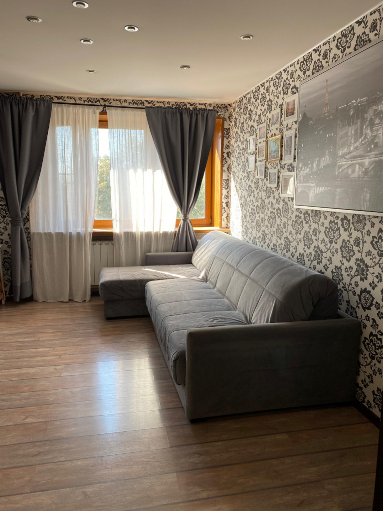 Предлагаем 2х комнатную квартиру в хорошем состоянии в мкр Авиационном города Домодедово.
Хороший кирпичный дом. Изолированные большие комнаты 18 и 15 кв.м. Просторная кухня 8 кв.м. Застекленная лоджия. 
Качественный ремонт с использованием хороших материалов.
Удобный для жизни район. Транс