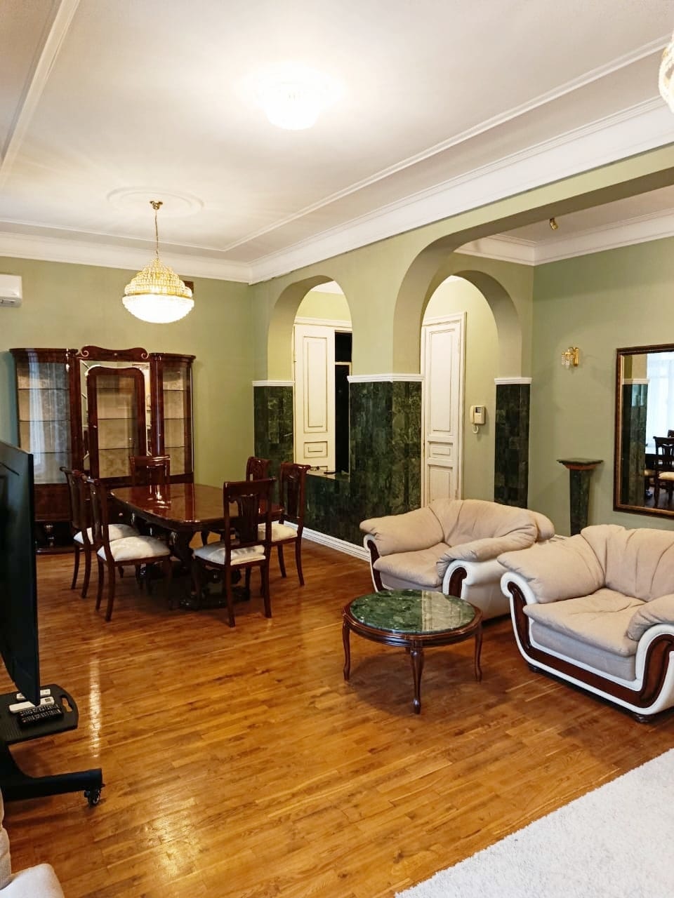 Отличный вариант для любителей тихого центра!
В историческом районе Замоскворечье продаётся просторная четырёхкомнатная квартира в добротном кирпичном доме 1912-го года постройки с современным дизайнерским ремонтом. Перепланировка узаконена. Ремонт из дорогих и качественных материалов, недавно был