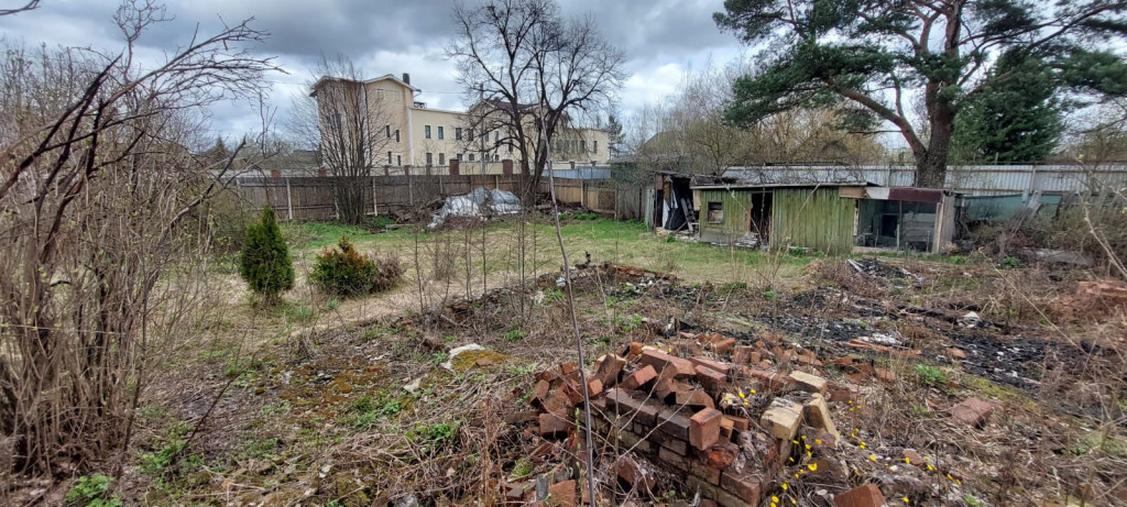 Участок ровной формы, на участке колодец, навес, хоз. блок, остатки постройки. Служил верой и правдой одной семье. Юридически состоит из двух с отдельными кадастровыми номерами.